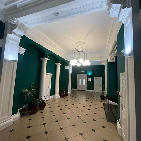 County House, Minster View Free Parking *